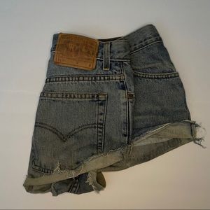 real vintage Levi’s cutoff shorts ☀️